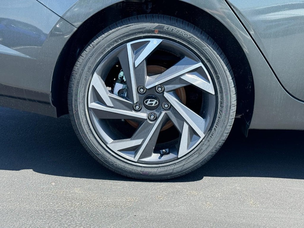 Hyundai Elantra Hybrid Vehicle Full-screen Gallery Image 04