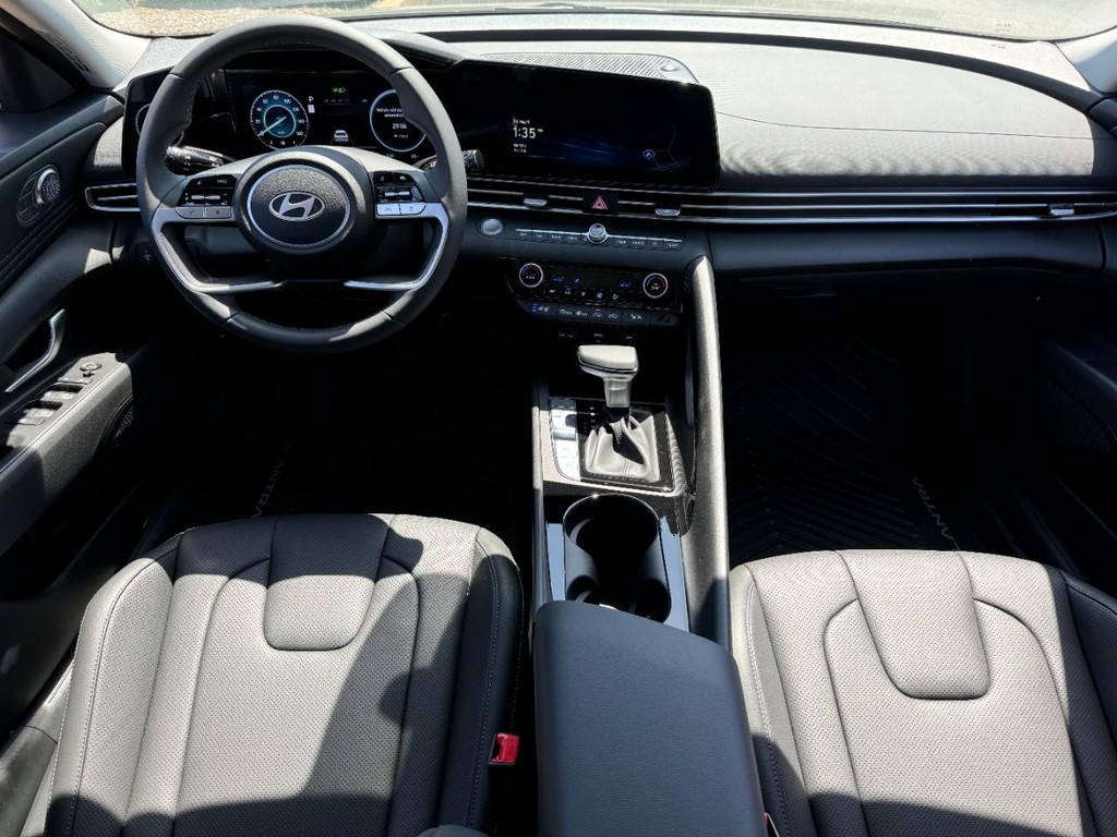 Hyundai Elantra Hybrid Vehicle Full-screen Gallery Image 07