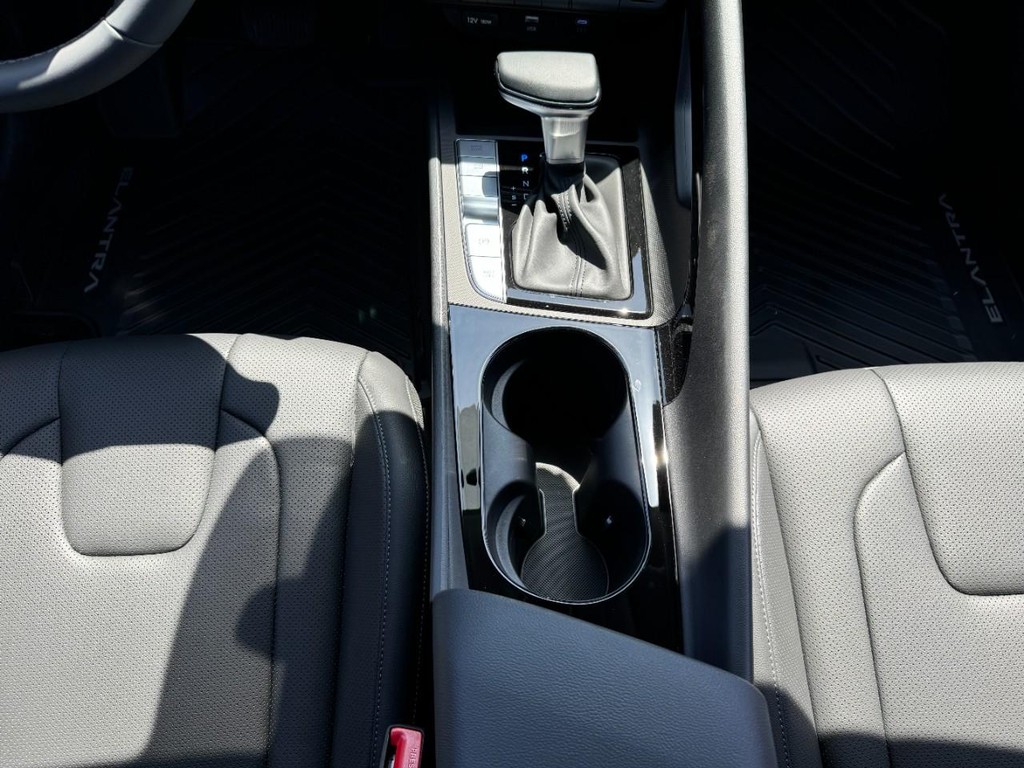 Hyundai Elantra Hybrid Vehicle Full-screen Gallery Image 11