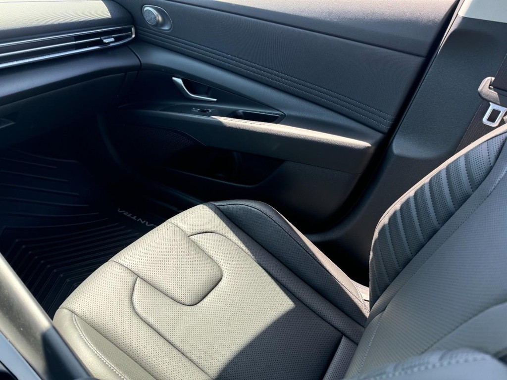 Hyundai Elantra Hybrid Vehicle Full-screen Gallery Image 12