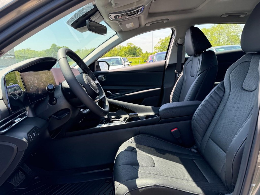 Hyundai Elantra Hybrid Vehicle Full-screen Gallery Image 14