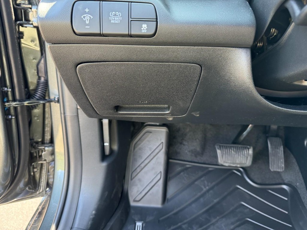 Hyundai Elantra Hybrid Vehicle Full-screen Gallery Image 16