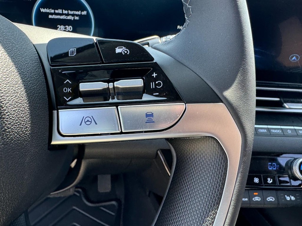 Hyundai Elantra Hybrid Vehicle Full-screen Gallery Image 18