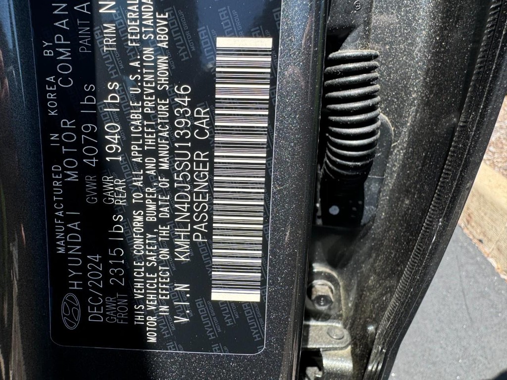 Hyundai Elantra Hybrid Vehicle Full-screen Gallery Image 21