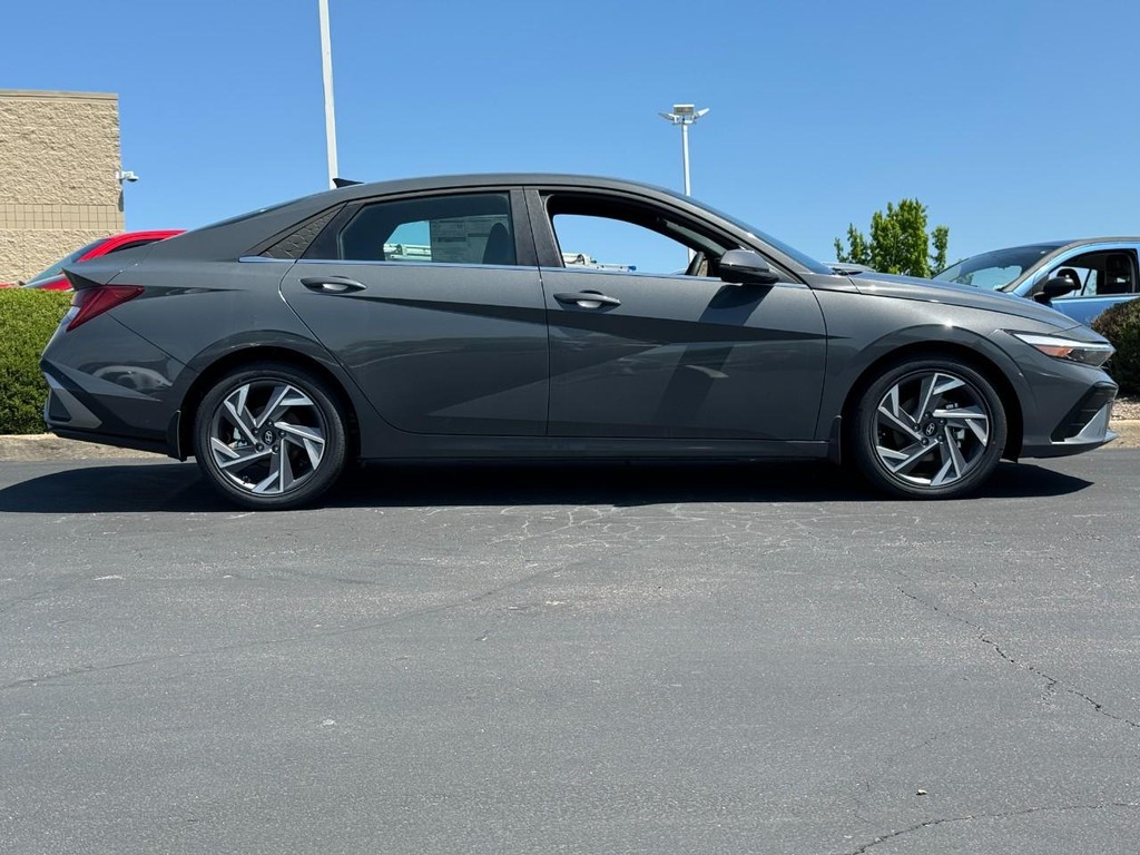 Hyundai Elantra Hybrid Vehicle Full-screen Gallery Image 02