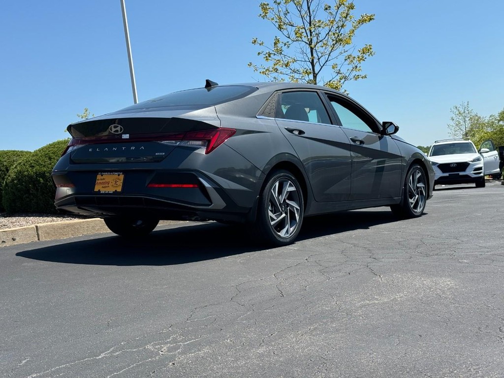 Hyundai Elantra Hybrid Vehicle Full-screen Gallery Image 03