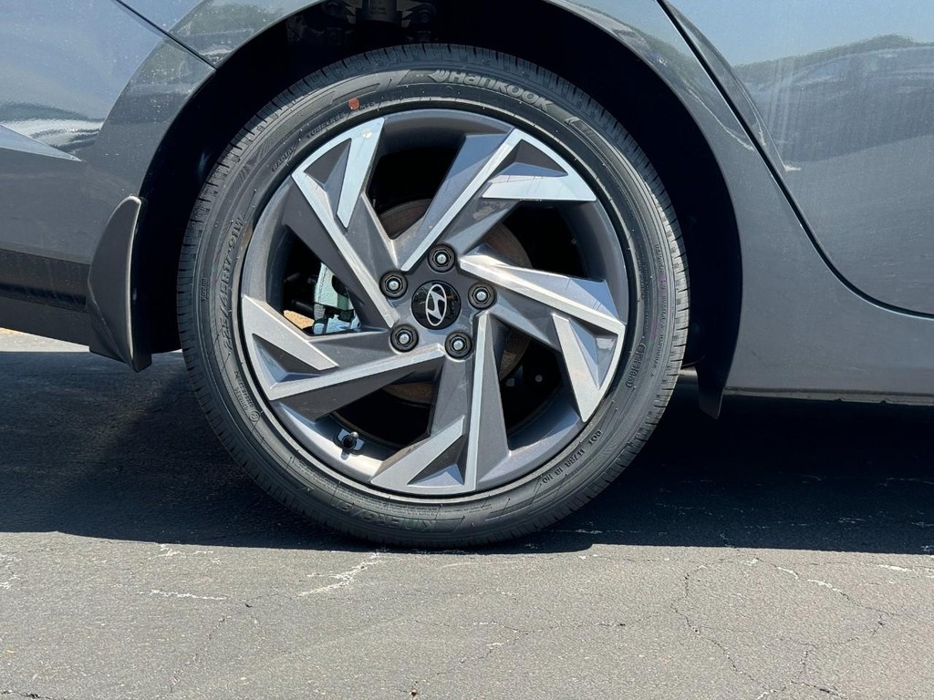 Hyundai Elantra Hybrid Vehicle Full-screen Gallery Image 04