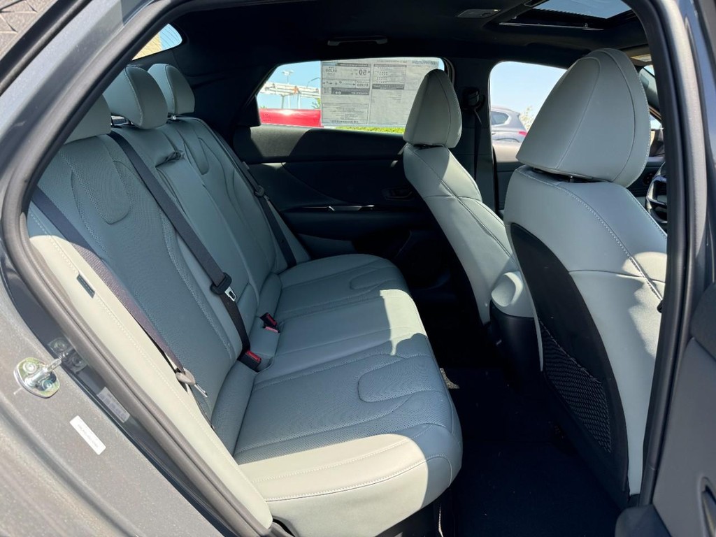 Hyundai Elantra Hybrid Vehicle Full-screen Gallery Image 05