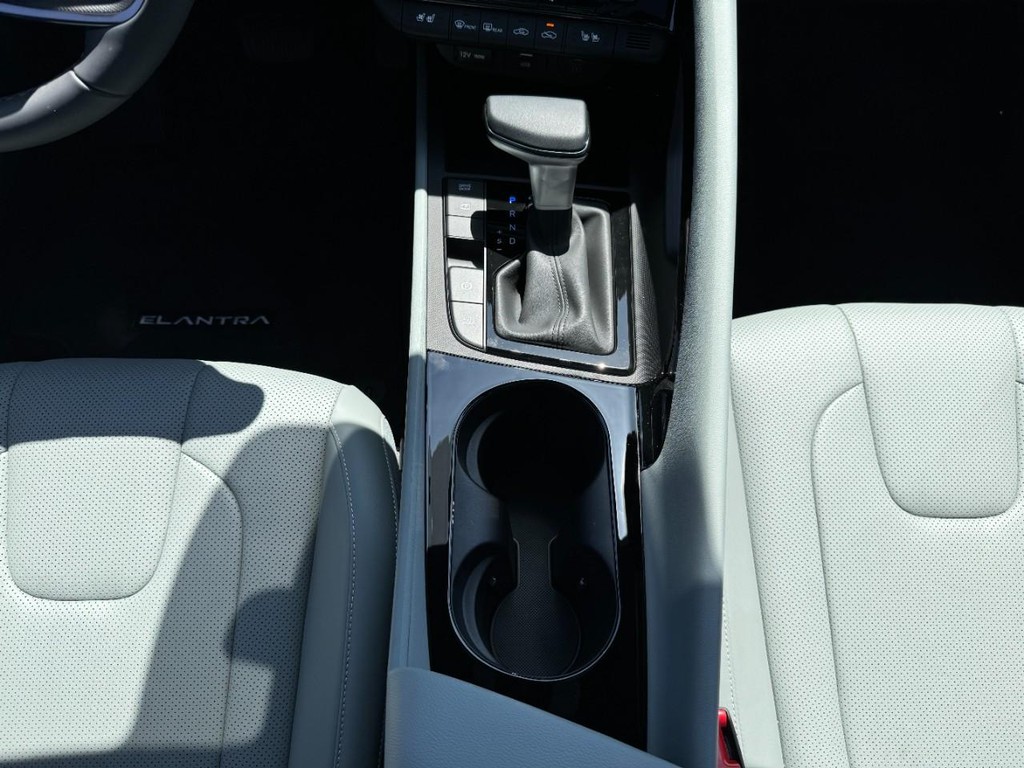 Hyundai Elantra Hybrid Vehicle Full-screen Gallery Image 11