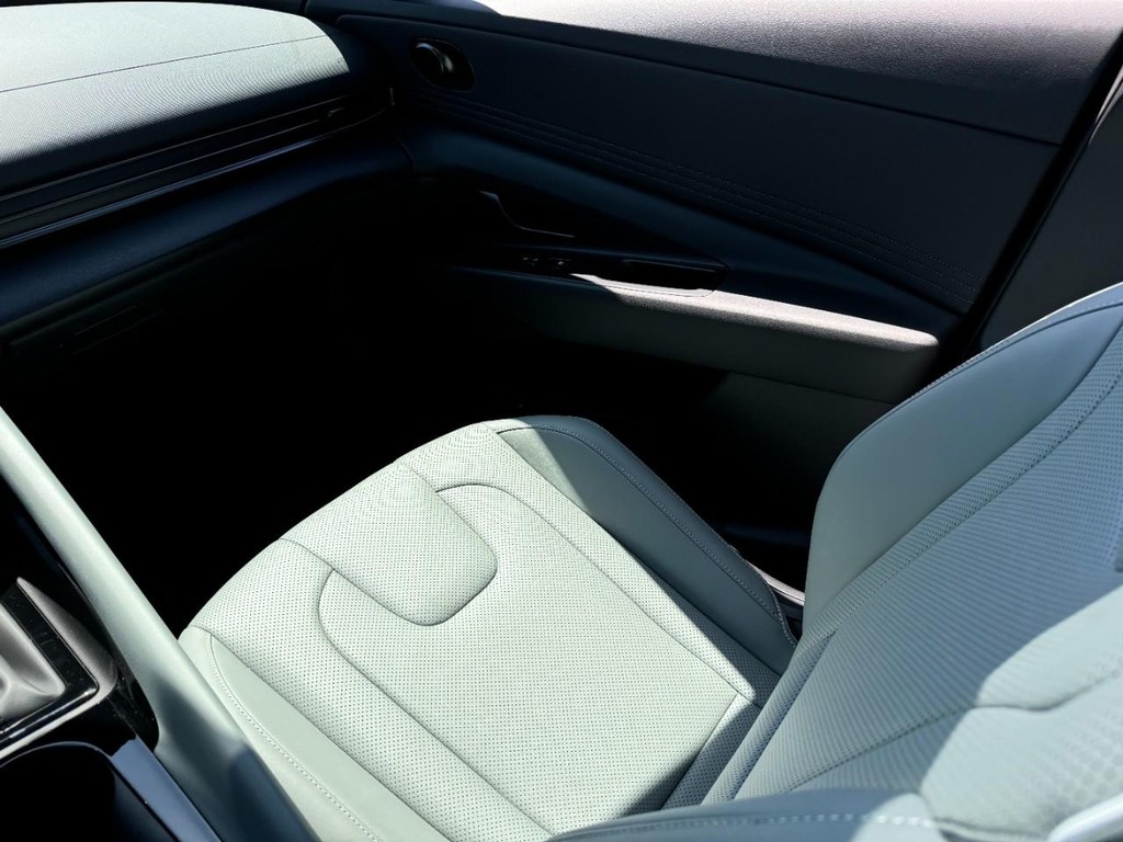 Hyundai Elantra Hybrid Vehicle Full-screen Gallery Image 12