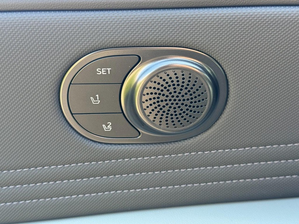 Hyundai Elantra Hybrid Vehicle Full-screen Gallery Image 13