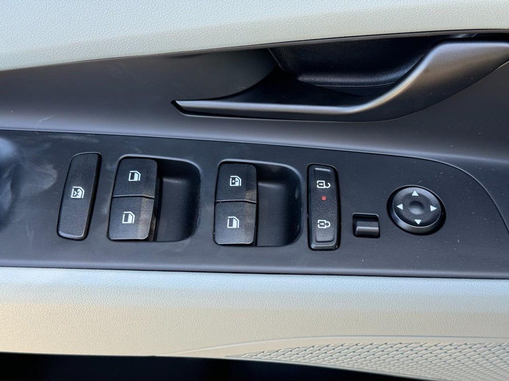 Hyundai Elantra Hybrid Vehicle Full-screen Gallery Image 14