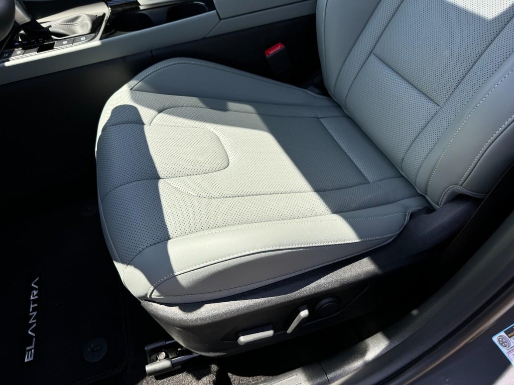 Hyundai Elantra Hybrid Vehicle Full-screen Gallery Image 17