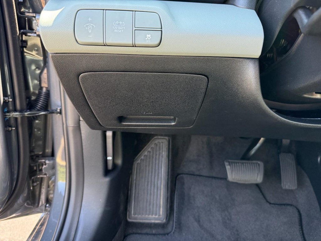 Hyundai Elantra Hybrid Vehicle Full-screen Gallery Image 18