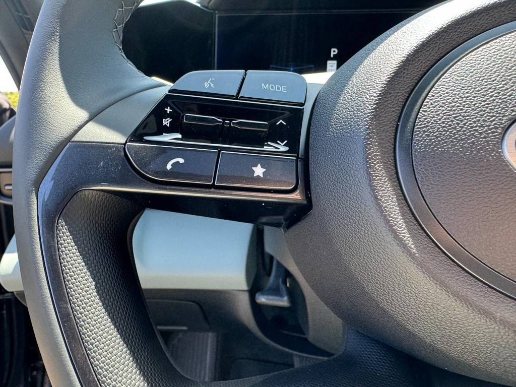 Hyundai Elantra Hybrid Vehicle Full-screen Gallery Image 19