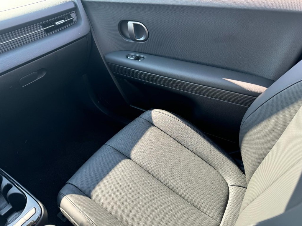 Hyundai IONIQ 5 Vehicle Full-screen Gallery Image 10