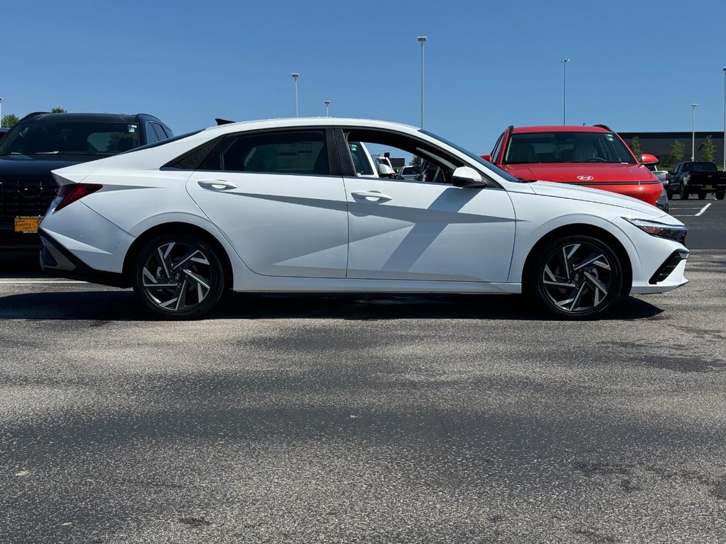 Hyundai Elantra Hybrid Vehicle Full-screen Gallery Image 02