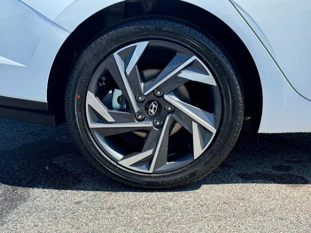 Hyundai Elantra Hybrid Vehicle Full-screen Gallery Image 04