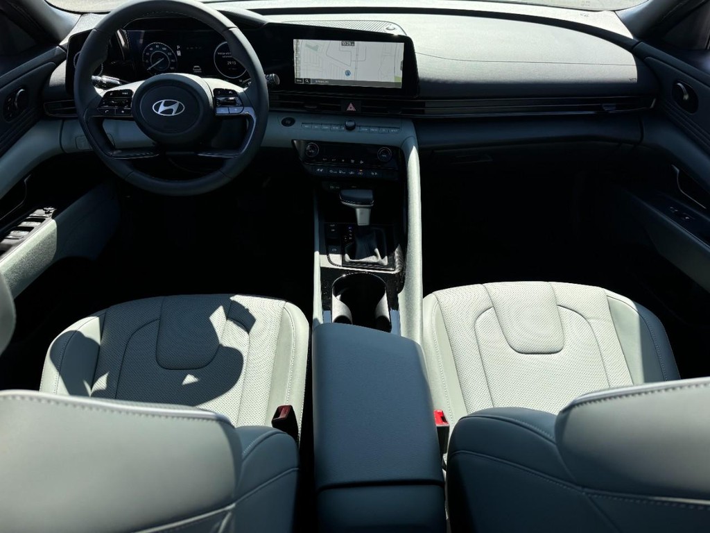 Hyundai Elantra Hybrid Vehicle Full-screen Gallery Image 07