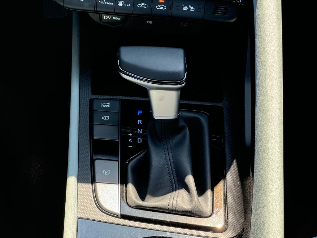 Hyundai Elantra Hybrid Vehicle Full-screen Gallery Image 11