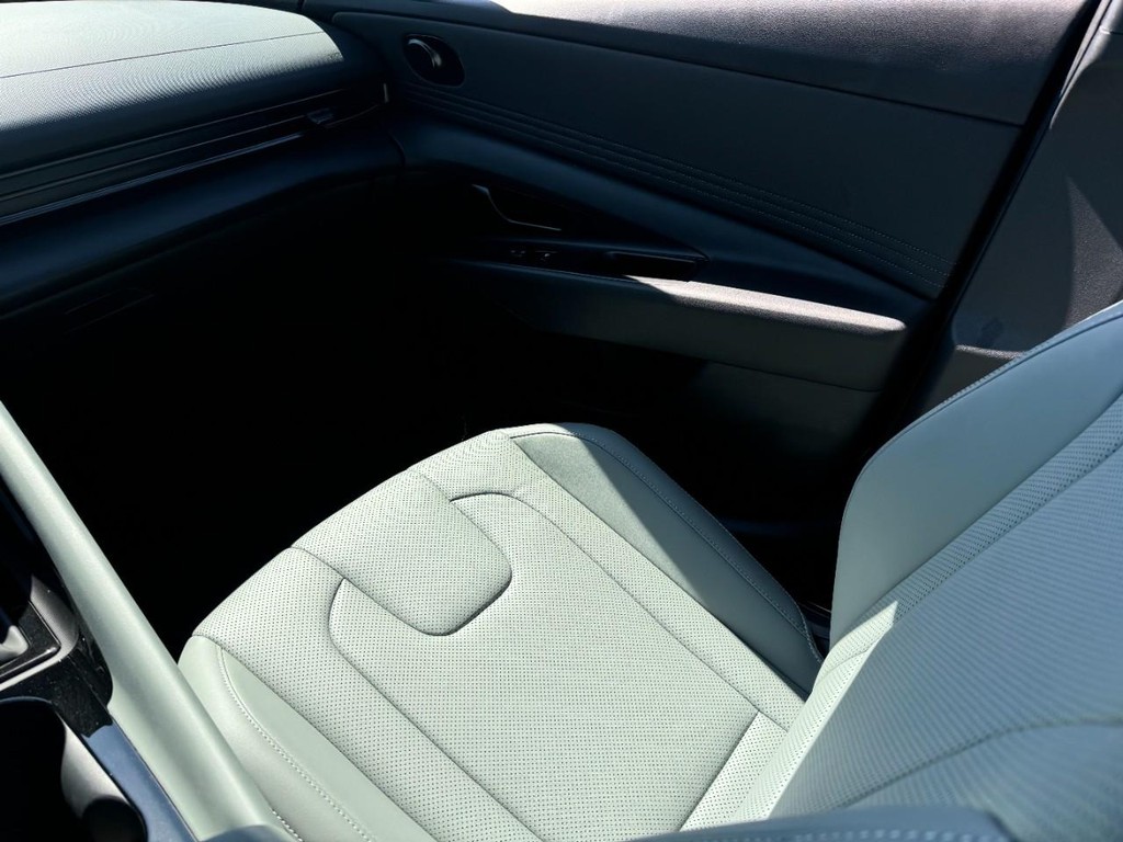 Hyundai Elantra Hybrid Vehicle Full-screen Gallery Image 12