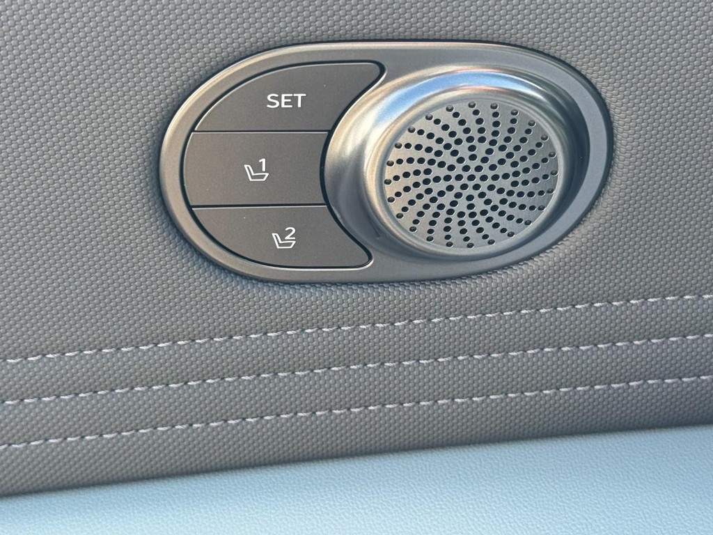 Hyundai Elantra Hybrid Vehicle Full-screen Gallery Image 13