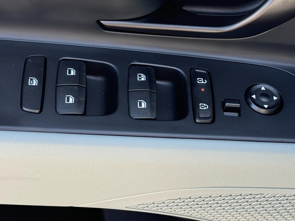 Hyundai Elantra Hybrid Vehicle Full-screen Gallery Image 14