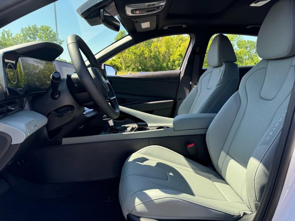 Hyundai Elantra Hybrid Vehicle Full-screen Gallery Image 16