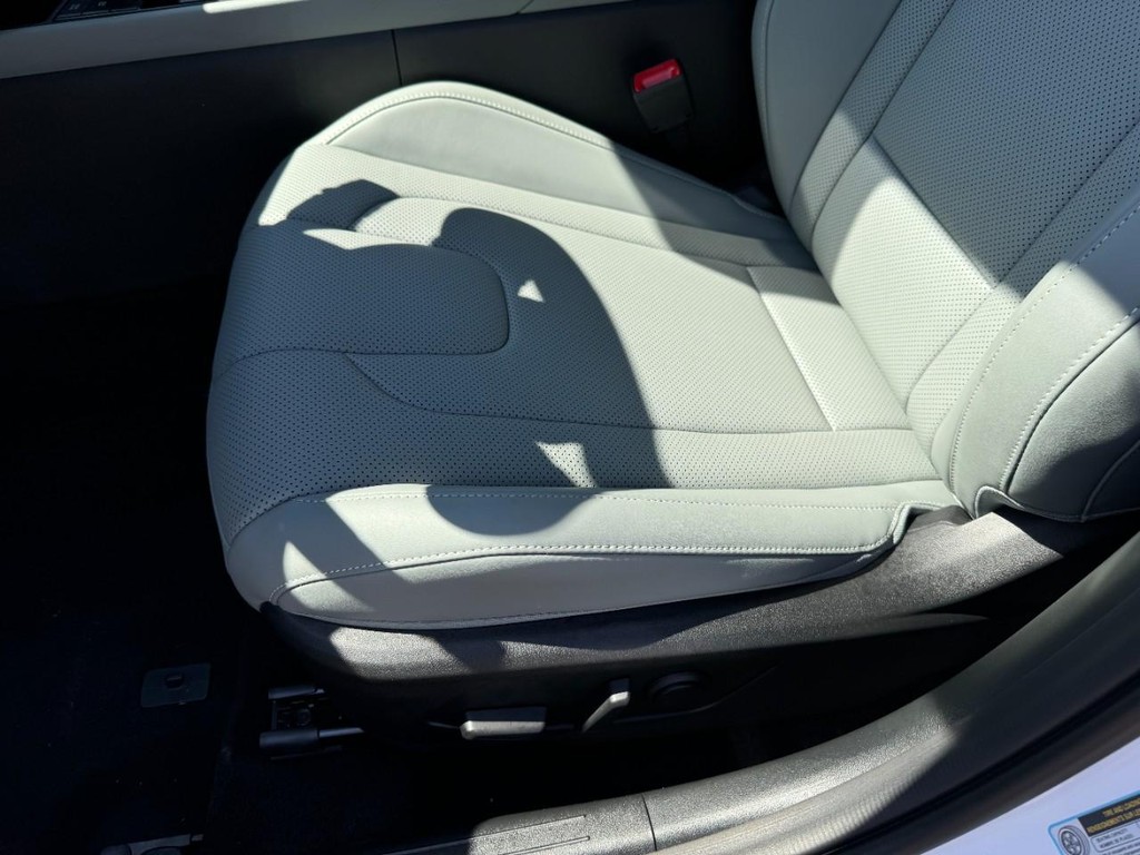 Hyundai Elantra Hybrid Vehicle Full-screen Gallery Image 17