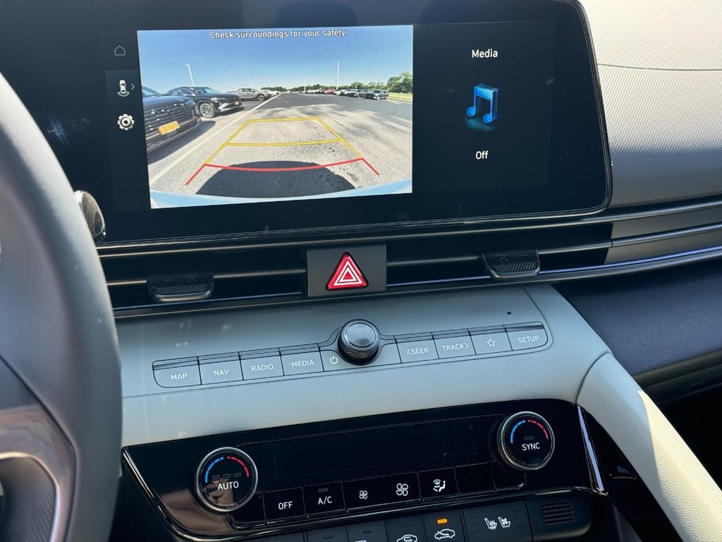 Hyundai Elantra Hybrid Vehicle Full-screen Gallery Image 20