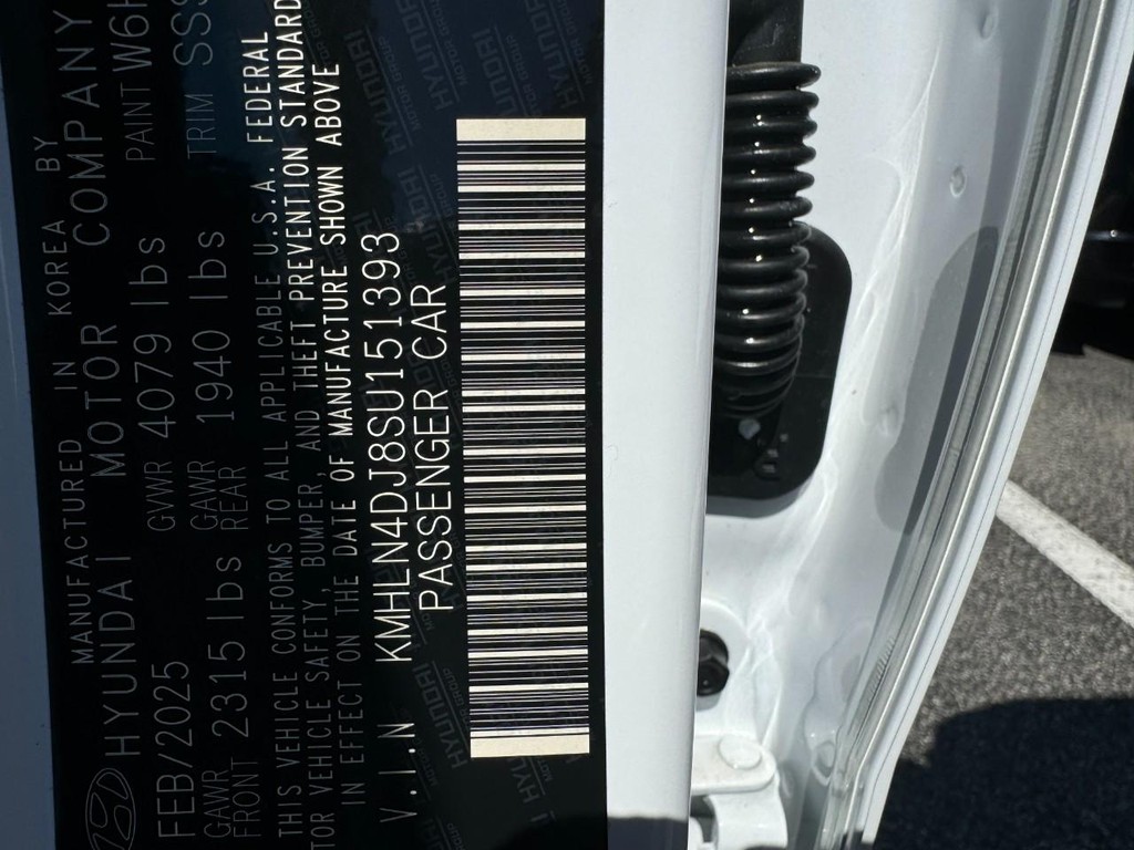 Hyundai Elantra Hybrid Vehicle Full-screen Gallery Image 21