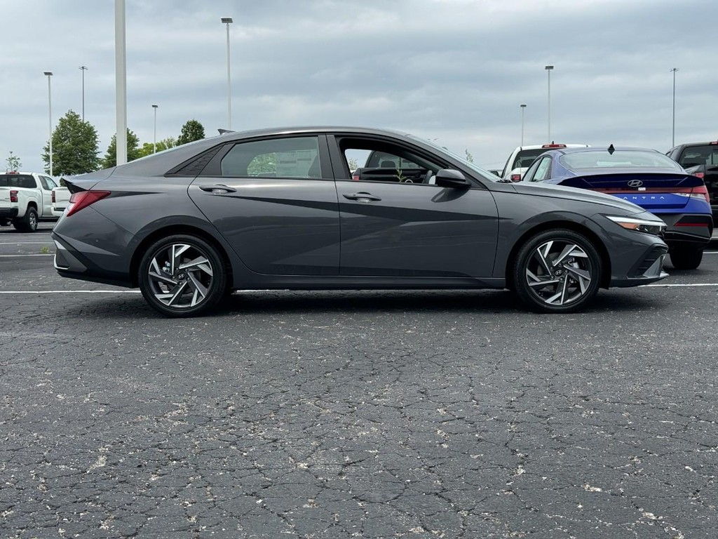 Hyundai Elantra Hybrid Vehicle Full-screen Gallery Image 02