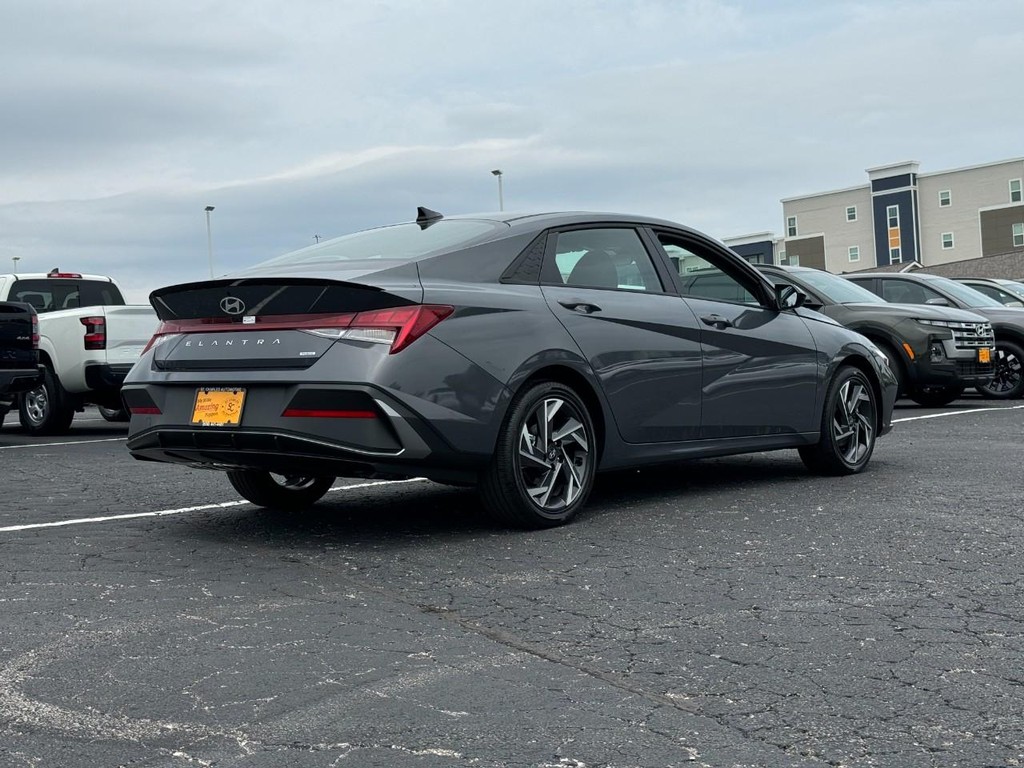 Hyundai Elantra Hybrid Vehicle Full-screen Gallery Image 03