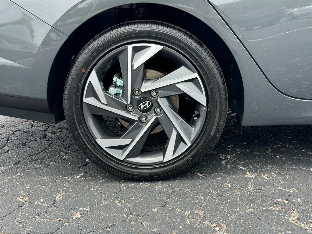 Hyundai Elantra Hybrid Vehicle Full-screen Gallery Image 04