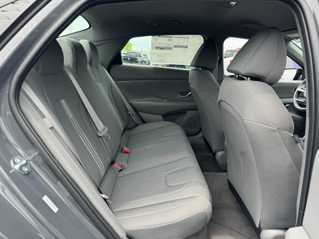 Hyundai Elantra Hybrid Vehicle Full-screen Gallery Image 05