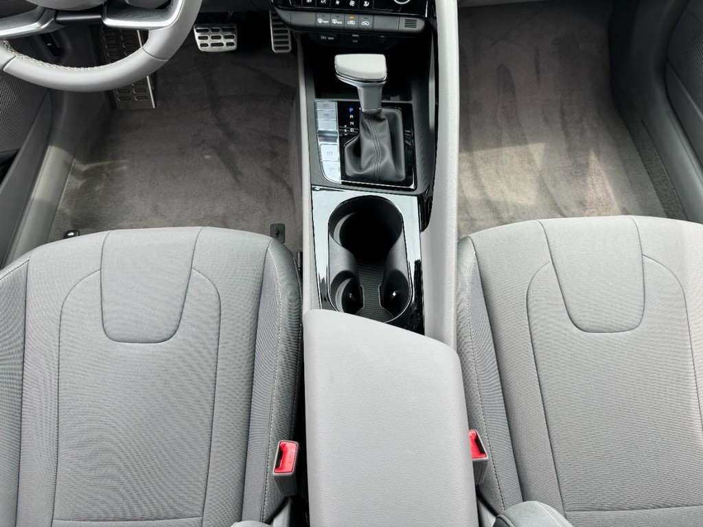 Hyundai Elantra Hybrid Vehicle Full-screen Gallery Image 09
