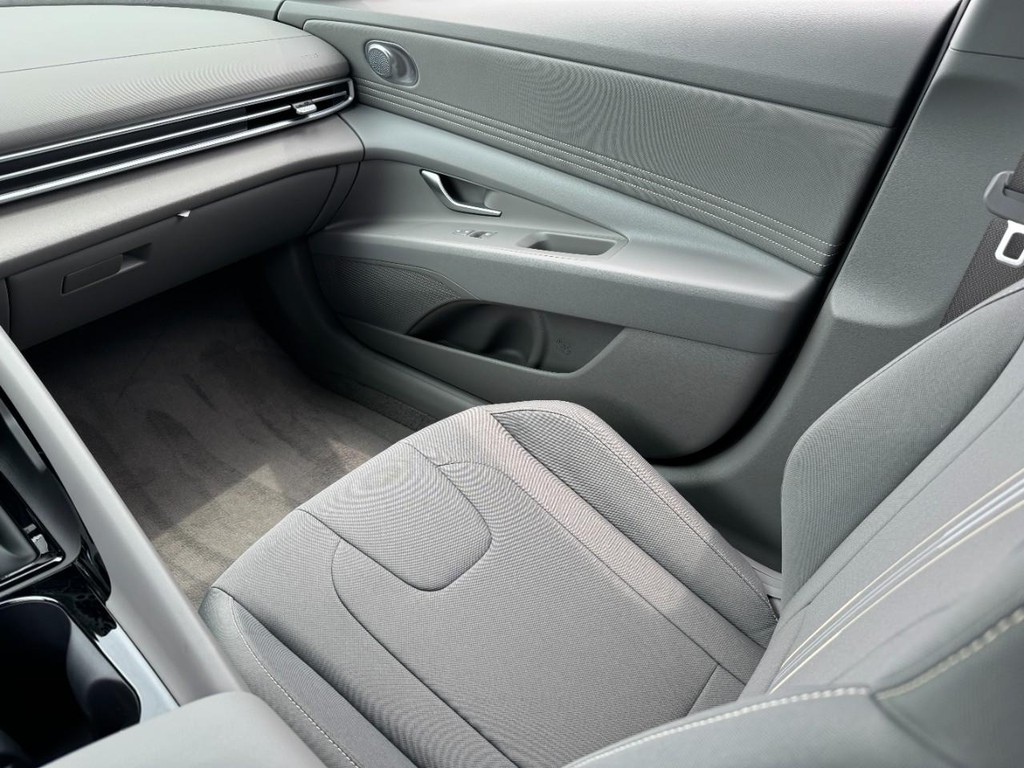 Hyundai Elantra Hybrid Vehicle Full-screen Gallery Image 10