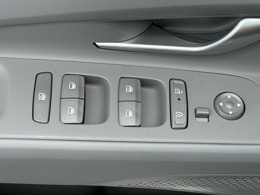 Hyundai Elantra Hybrid Vehicle Full-screen Gallery Image 11