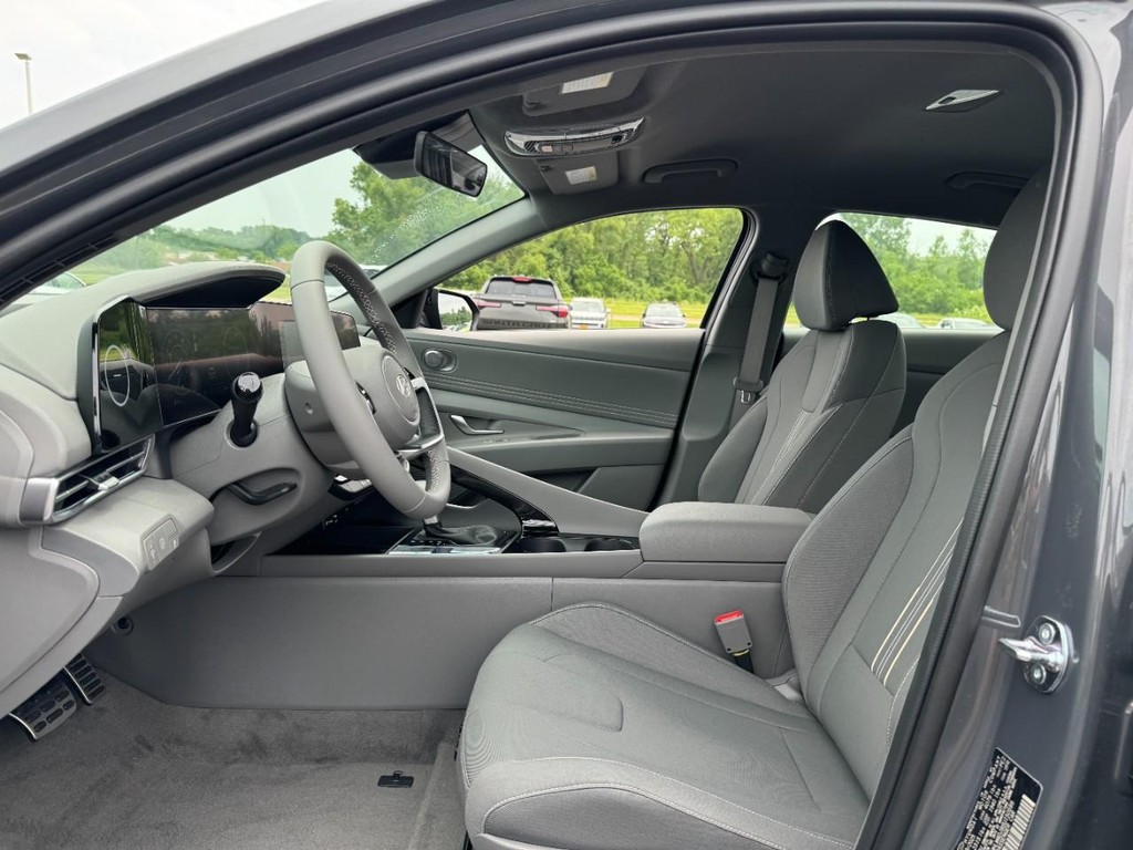 Hyundai Elantra Hybrid Vehicle Full-screen Gallery Image 12