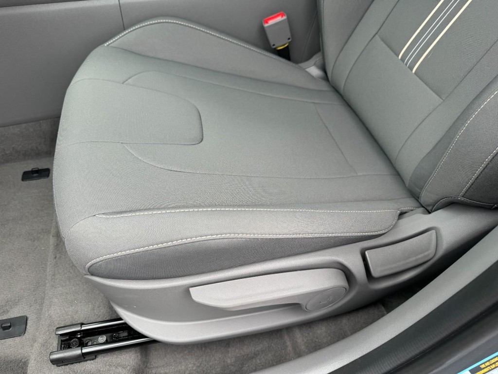 Hyundai Elantra Hybrid Vehicle Full-screen Gallery Image 13