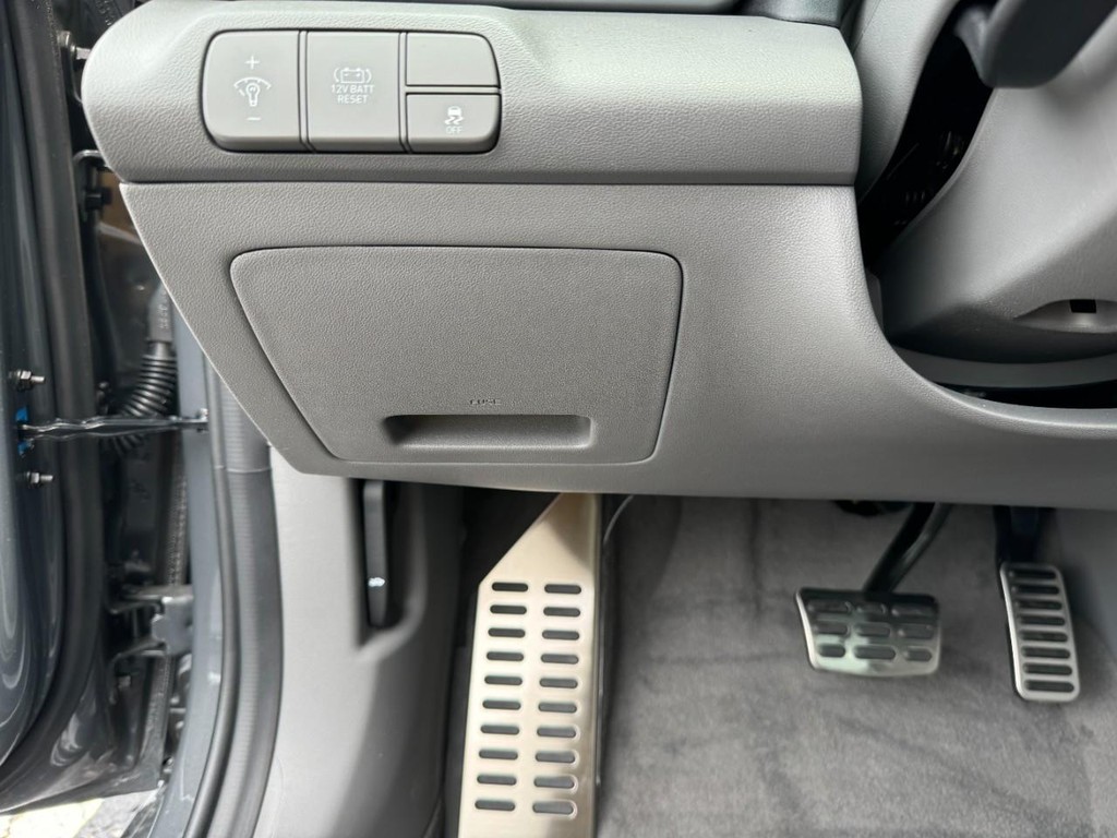 Hyundai Elantra Hybrid Vehicle Full-screen Gallery Image 14