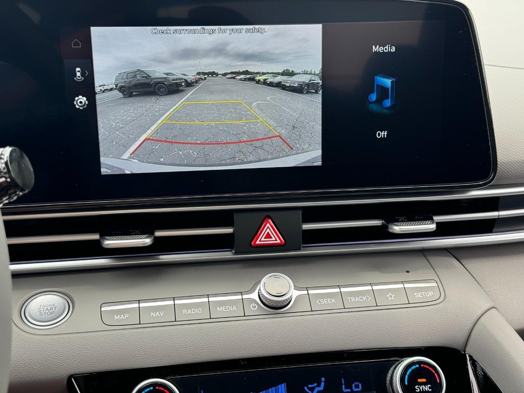 Hyundai Elantra Hybrid Vehicle Full-screen Gallery Image 16