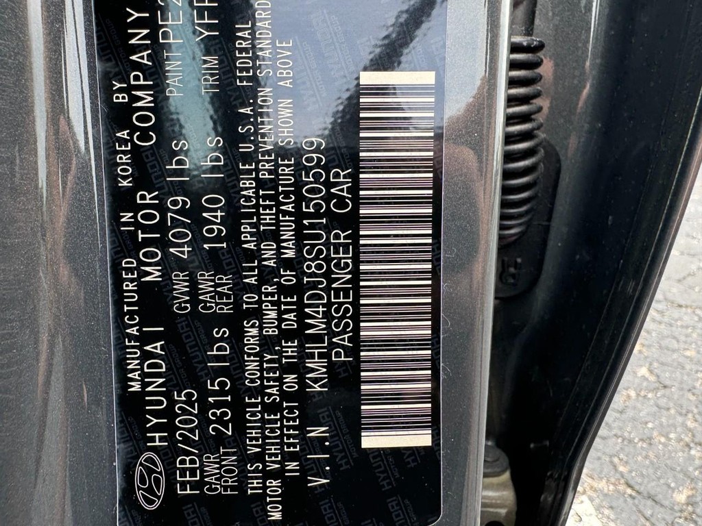 Hyundai Elantra Hybrid Vehicle Full-screen Gallery Image 17