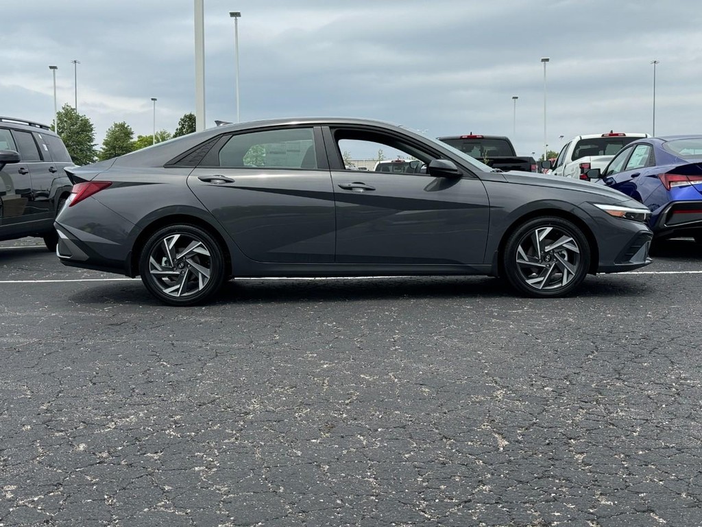 Hyundai Elantra Hybrid Vehicle Full-screen Gallery Image 02