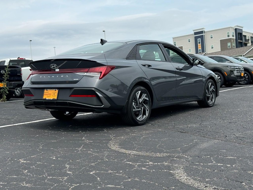 Hyundai Elantra Hybrid Vehicle Full-screen Gallery Image 03