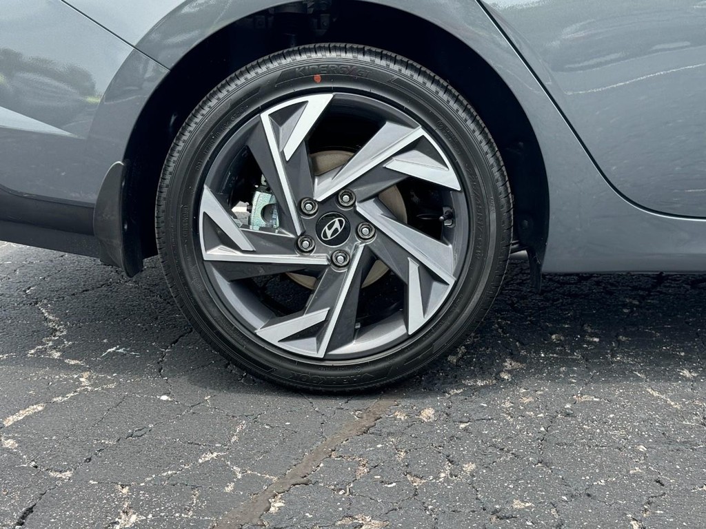 Hyundai Elantra Hybrid Vehicle Full-screen Gallery Image 04