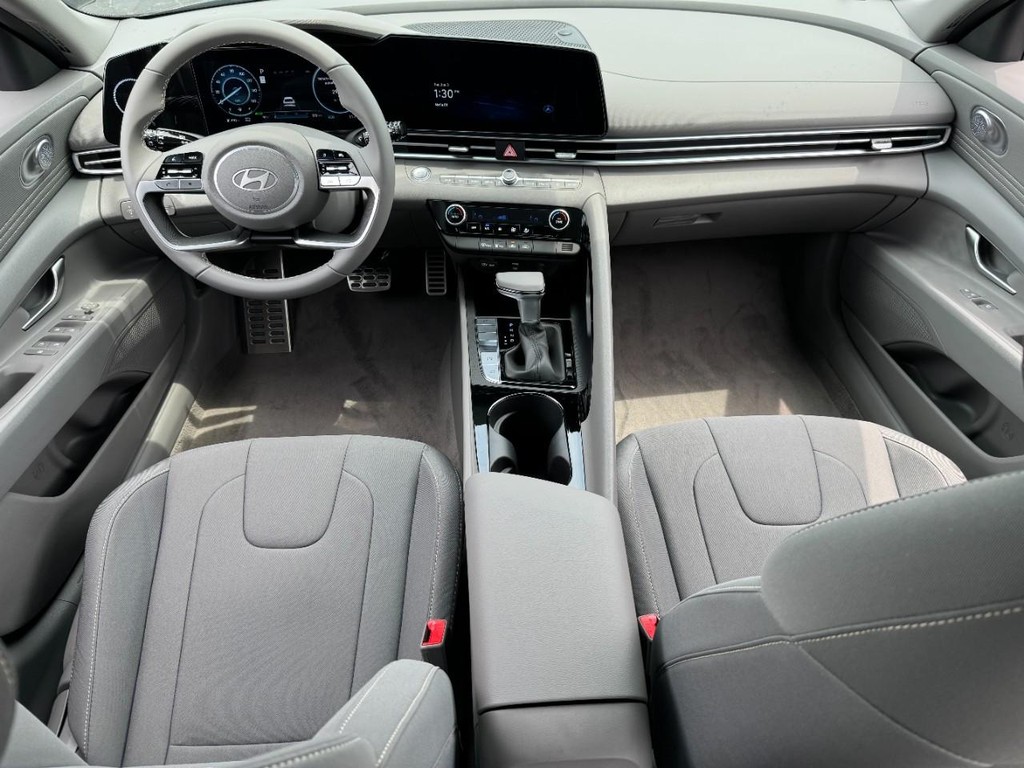 Hyundai Elantra Hybrid Vehicle Full-screen Gallery Image 06