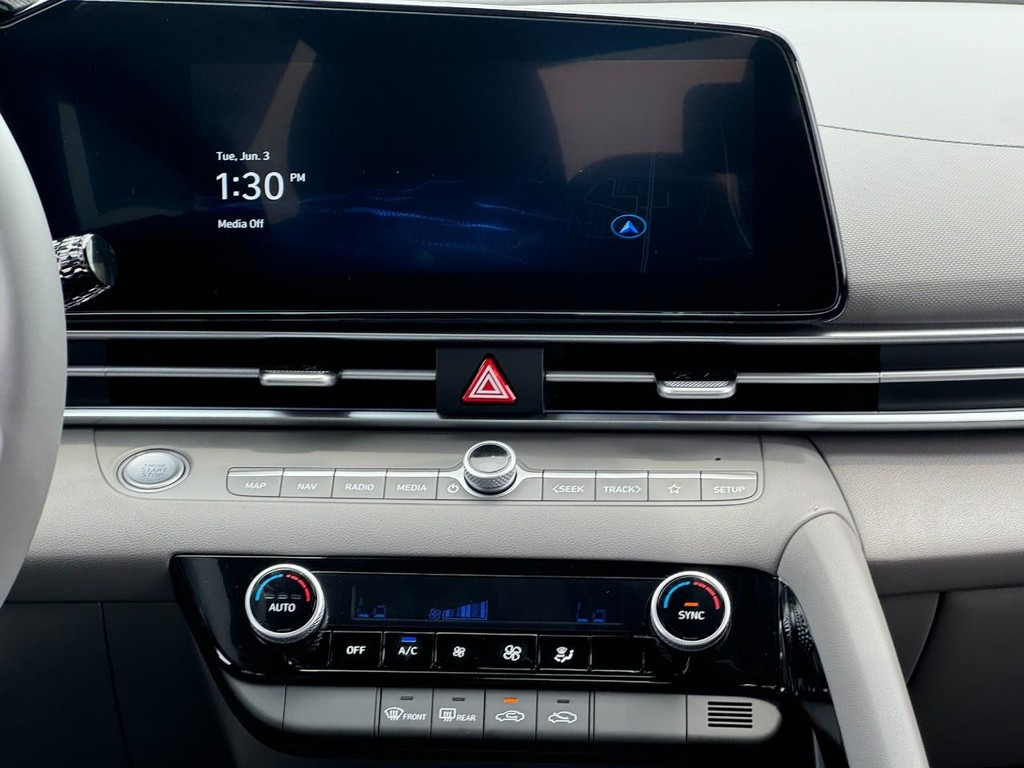 Hyundai Elantra Hybrid Vehicle Full-screen Gallery Image 08