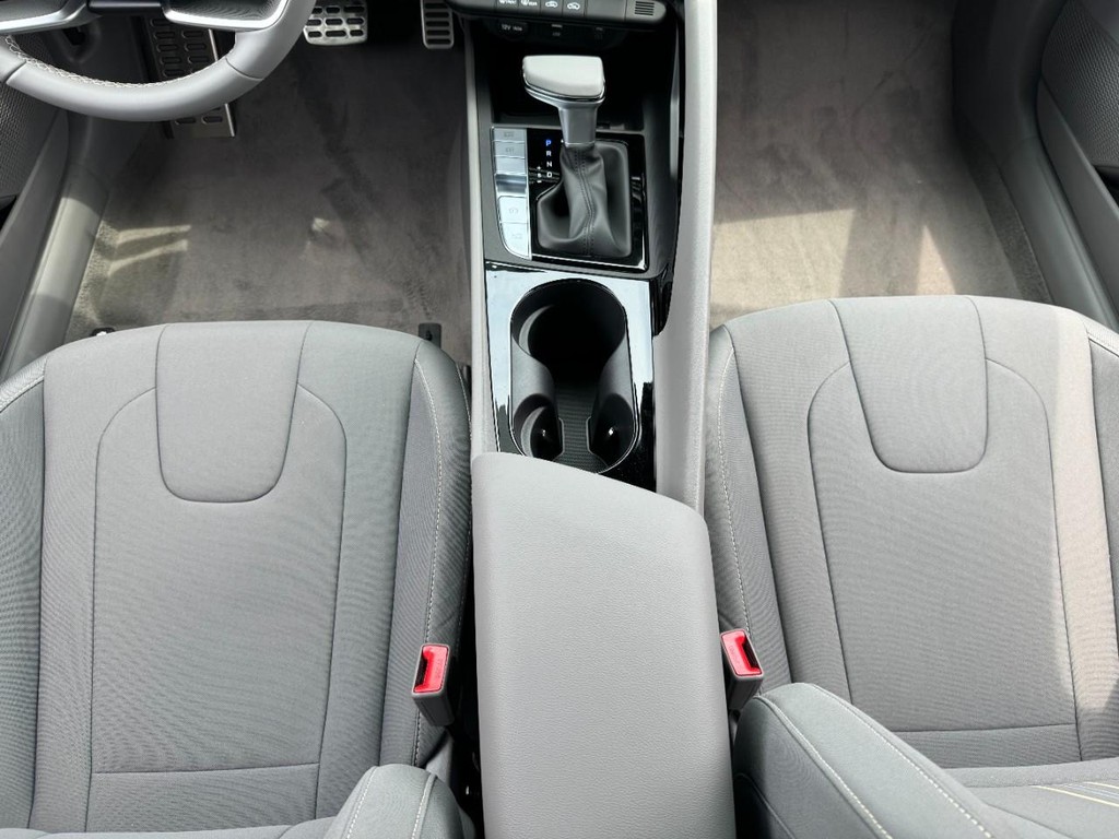 Hyundai Elantra Hybrid Vehicle Full-screen Gallery Image 09