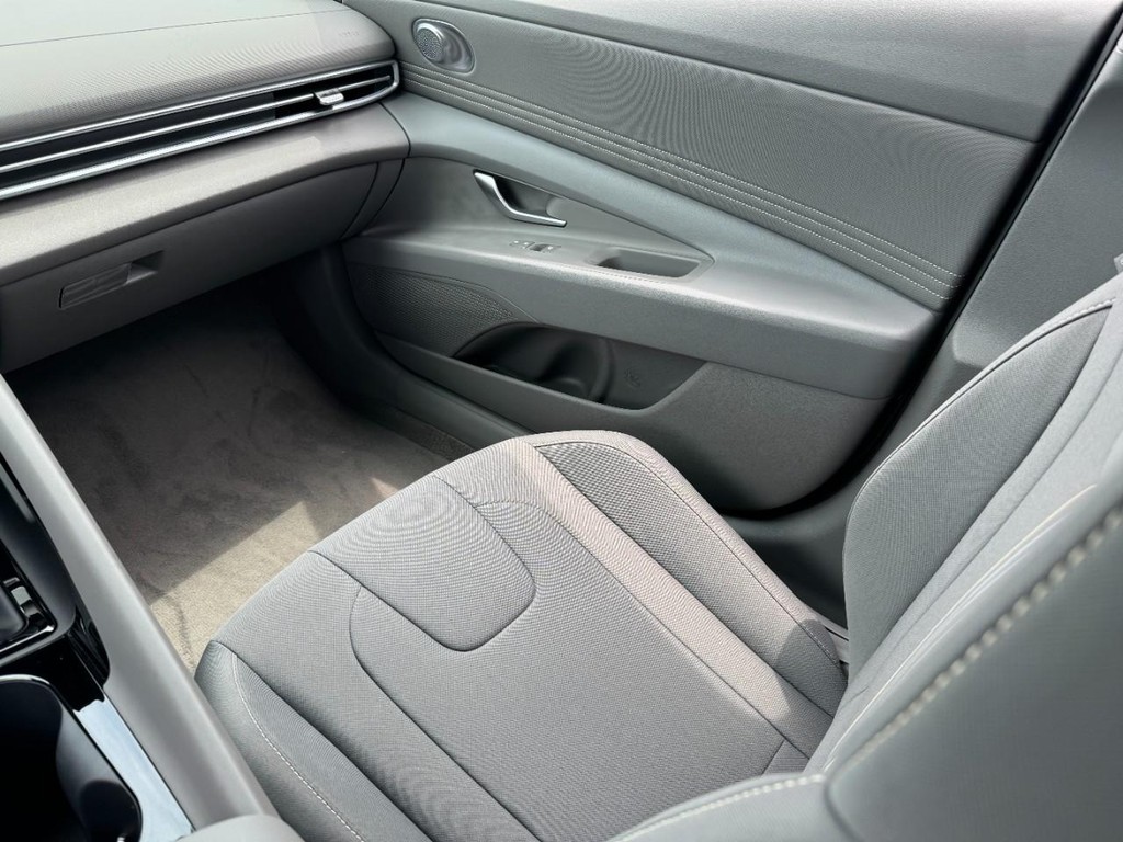 Hyundai Elantra Hybrid Vehicle Full-screen Gallery Image 10